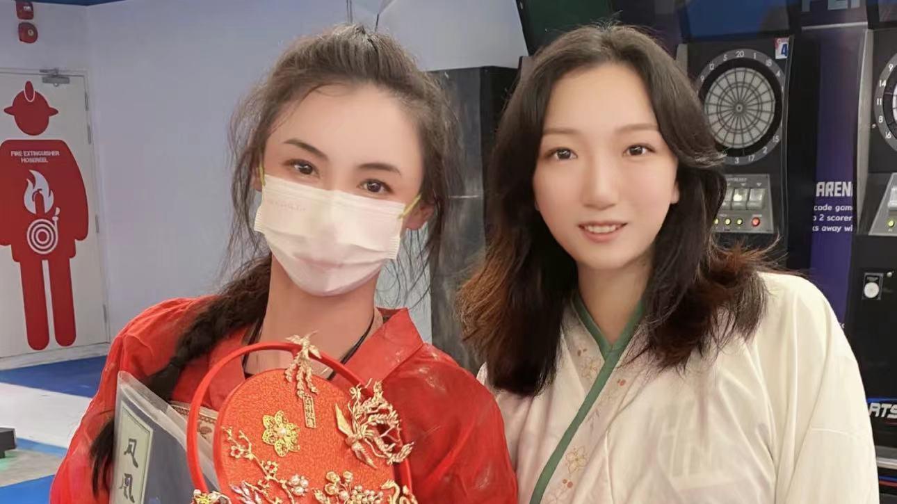 张柏芝|张柏芝新加坡玩剧本杀！穿大红色古装身材娇小，白得发光似少女