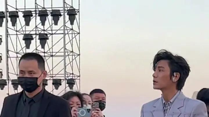 陈坤|陈坤这件衣服买大了！引发网友热议