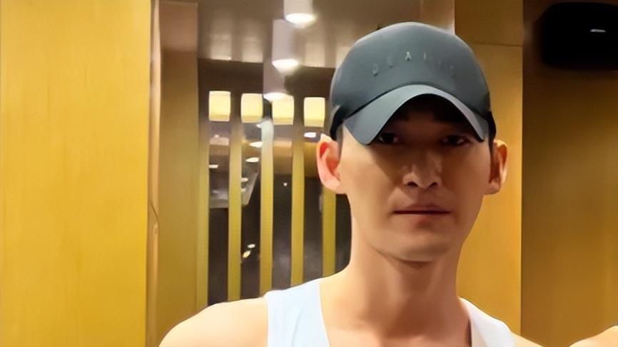 张翰|《东八区》风波之后，张翰现身健身房，精神状态很好，秒变型男！