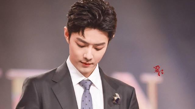 肖战|肖战捐赠100万的连锁反应，粉丝被封爱心团体，连获5张证书