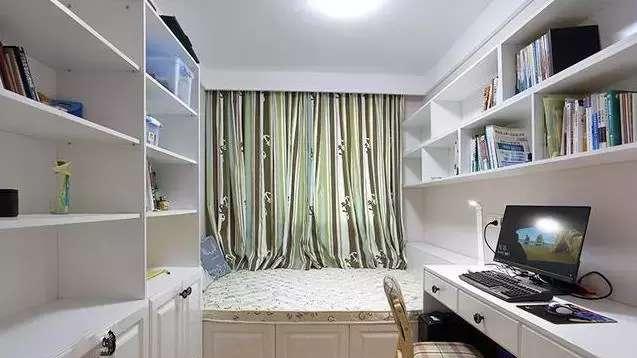 家里空间小，媳妇在阳台打了两排大橱柜，没想到收拾得这么干净！