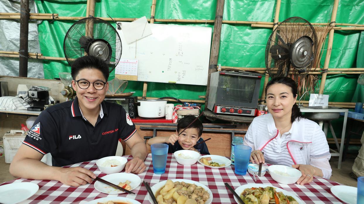 郭晶晶|郭晶晶现身香港高端晚宴，喝红酒脸色微醺！43岁富豪老公发福明显