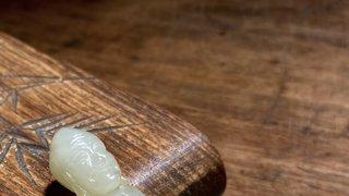 和田玉籽料|清 和田玉籽料 白玉 雪山大士 瘦骨罗汉 把件