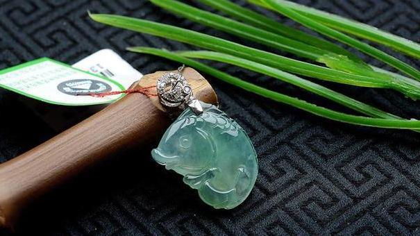 翡翠|翡翠的种水和颜色哪一点更重要？行家经验总结，这点很重要