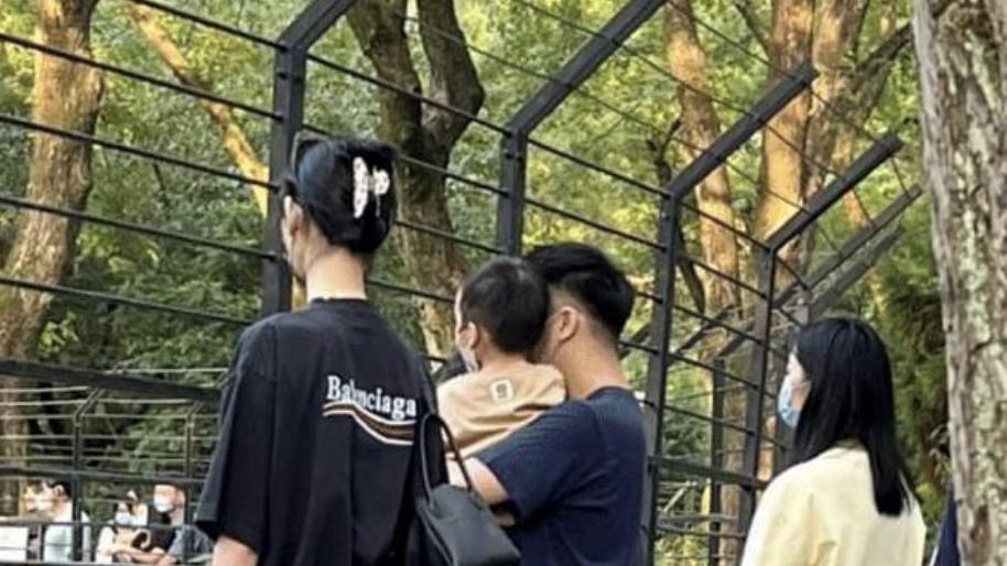 奚梦瑶|奚梦瑶晒母女二次元合照！单手抱娃臂力足，网友：吸取张嘉倪教训