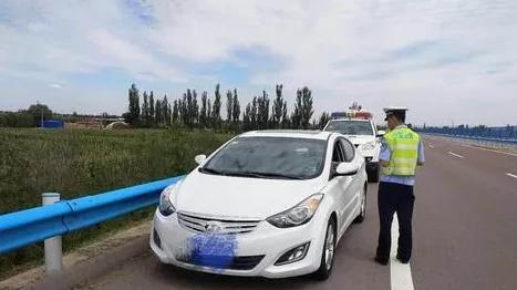 河南郑州，崔某为了让怀孕39周的妻子下车休息一下，就把车停在应急车道上，谁知刚停下就被
