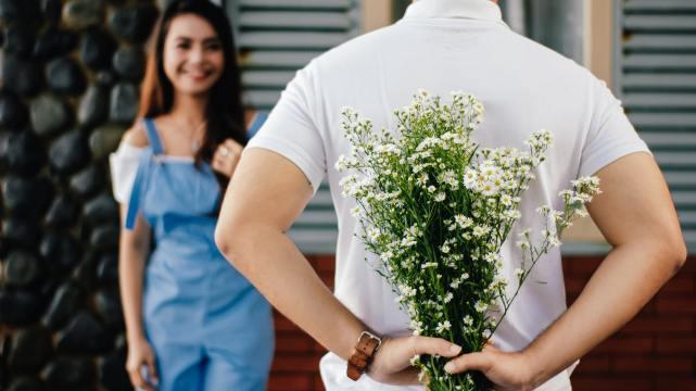 饵料|66岁大爷找一位小9岁老婆，每月6000退休金不够花，然而老婆竟提出无理要求