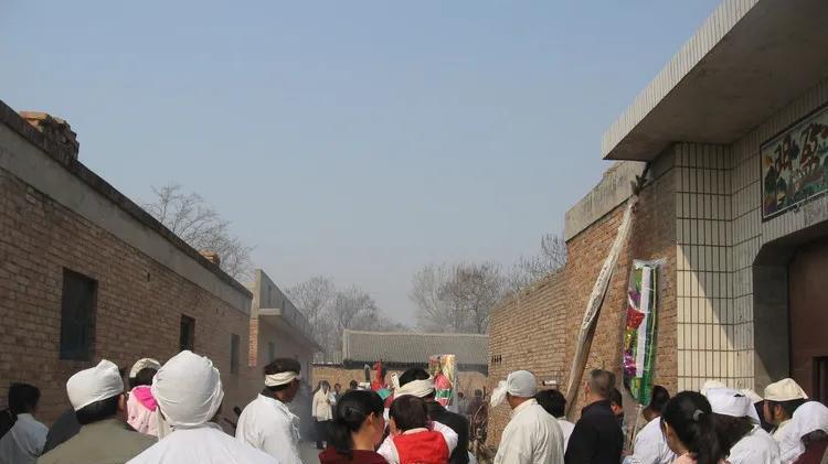 父亲去世了，房产证不过户可以吗？