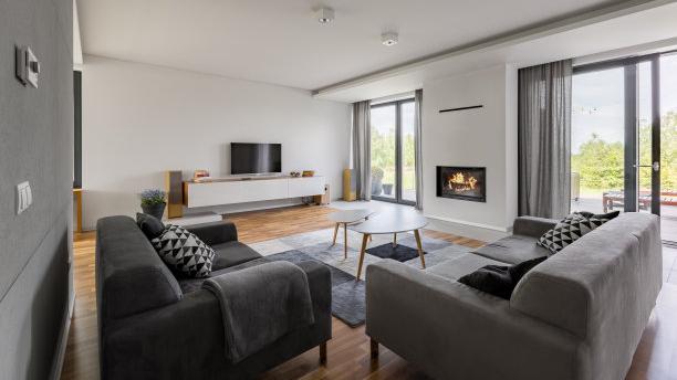 客厅和阳台合并，把餐厅和客厅并在一起形成了一个较为宽敞的空间