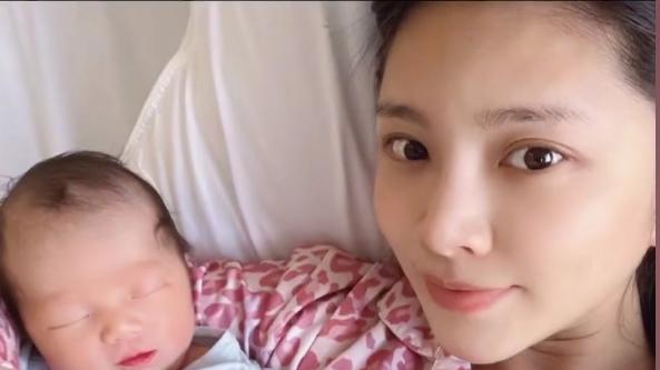 |杜淳老婆首晒女儿高清正脸照，小蛋饺皮肤白皙睫毛长，长得像妈妈