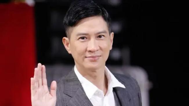 秦海璐|刘涛秦海璐街头拍戏，大口撸串没包袱，见被偷拍配合镜头被赞温柔