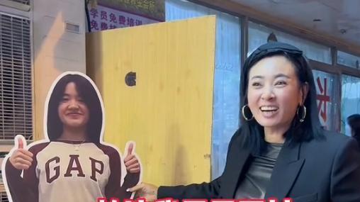 崔晋|崔晋太爱妹妹，在办公室放置李勒优人形立牌，还放店门口招揽顾客