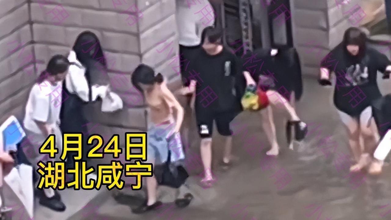 湖北咸宁：大学生抱着女友过积水，旁边女生愣住：我也要找男朋友