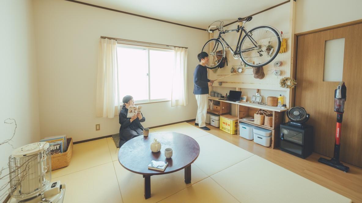 日本小两口的幸福之家，全屋收拾得整整齐齐，连自行车都挂在墙上