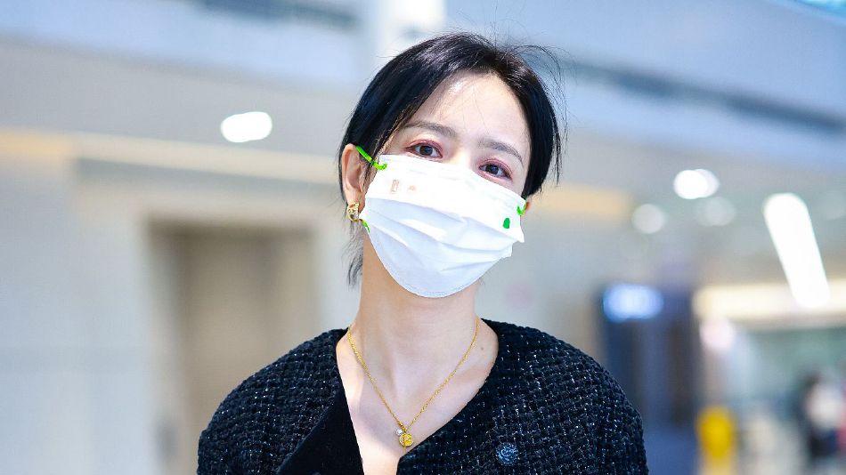 佟丽娅|佟丽娅现身机场，小香风外套搭萝卜裤，时髦又显个性！