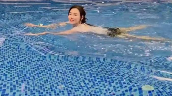 张柏芝|张柏芝深夜游泳视频引发热议！是谁给拍的呢