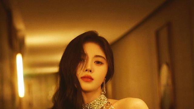 鞠婧祎|鞠婧祎身穿金色深V长裙大秀香肩美背！雪肤玉貌太性感了