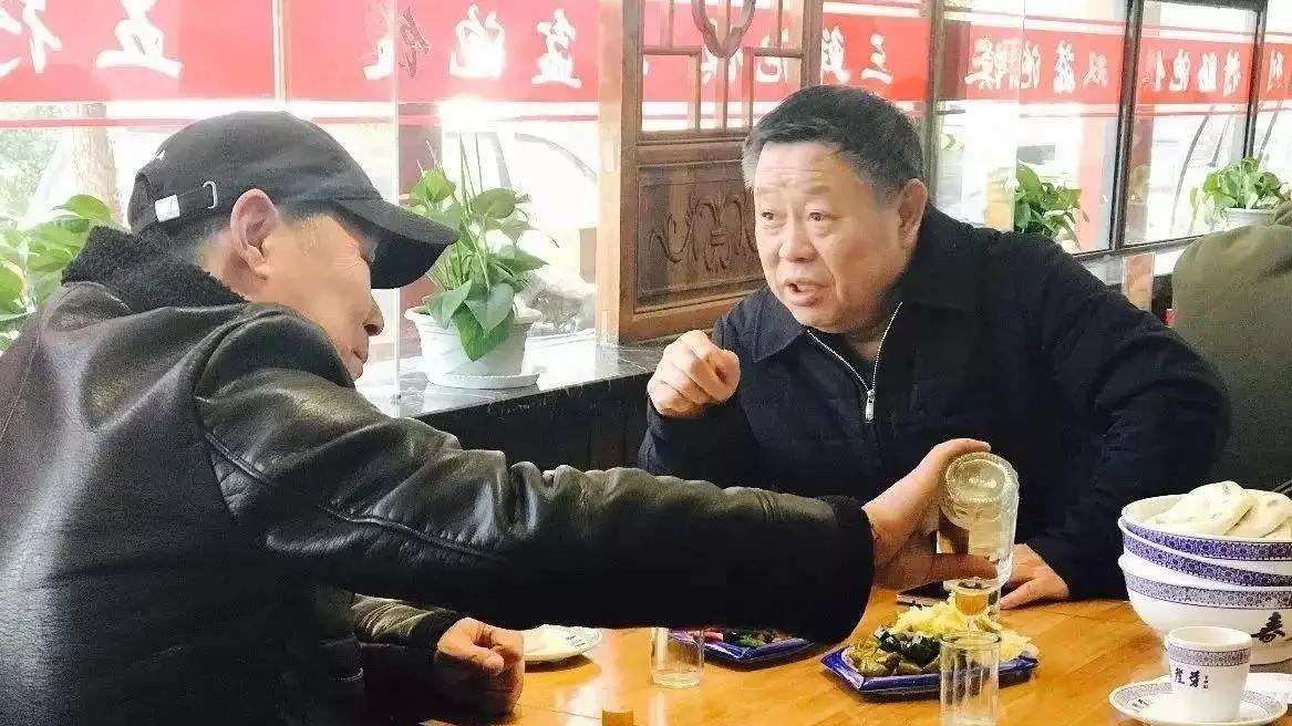 为何越来越多的人，退休后独饮酒不出门，老酒友：这才是会享受