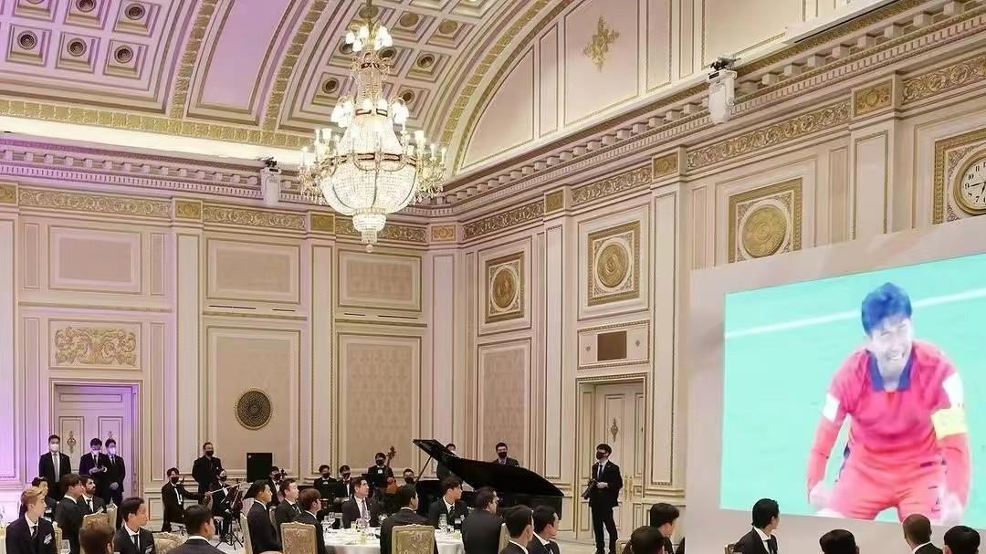 小黑裙 韩国总统夫妇为国足设宴！美貌夫人穿小黑裙又惊艳了，为孙兴憨敬酒