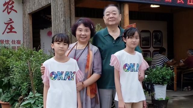 盛海琳老公下葬！身盖党旗，12岁双胞胎女儿送行，遗照放长女墓前