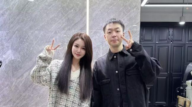 杜海涛|杜海涛现身理发店被偶遇，发际线后移瘦到脱相，近照撞脸王栎鑫