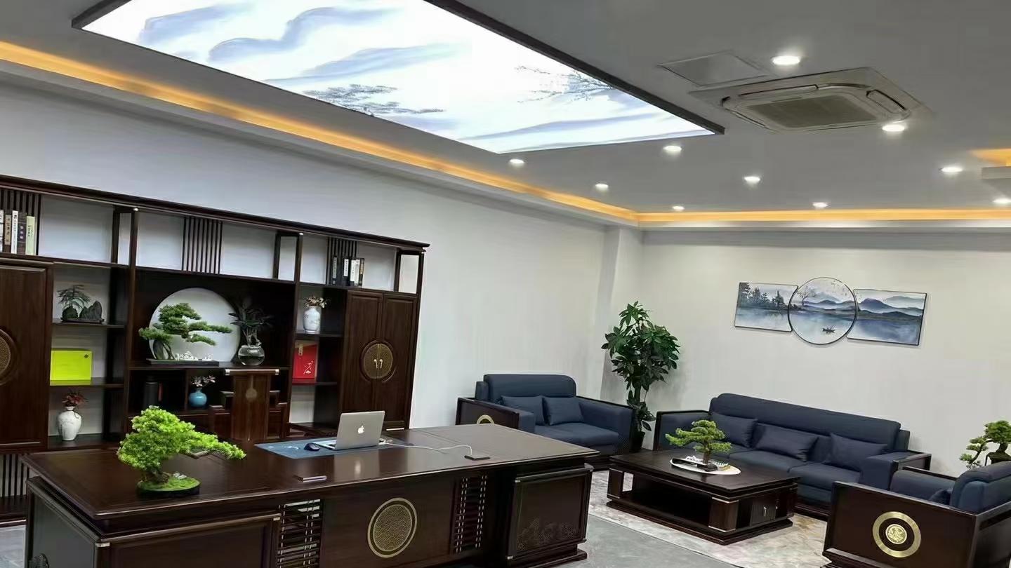 新中式实木家具透露着精致的中式传统元素，满屋书香气息