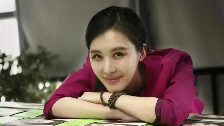 田朴珺|71岁王石帅气面对镜头，41岁娇妻身后深情凝望，父女恋也很完美