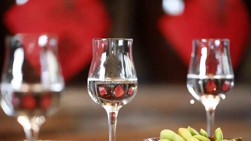 江苏58岁百亿富翁，一婚礼上随礼200，却喝了2瓶茅台，网友：抠门