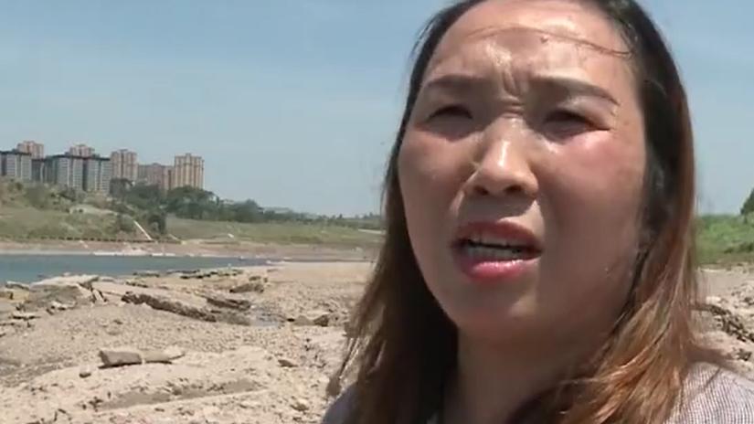 重庆江边发生意外事故，现场2名女孩被水冲走，母亲急得直流泪！