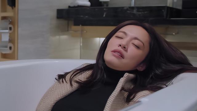 苏明玉|三看《都挺好》：才顿悟苏明玉喝醉后，喜欢睡在浴缸里的真实原因