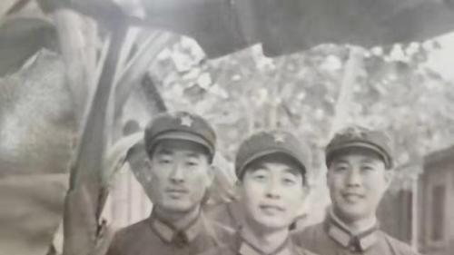 聚会|宽哥晒出一张与战友的合影照。网友：想阴阳聚会吗？