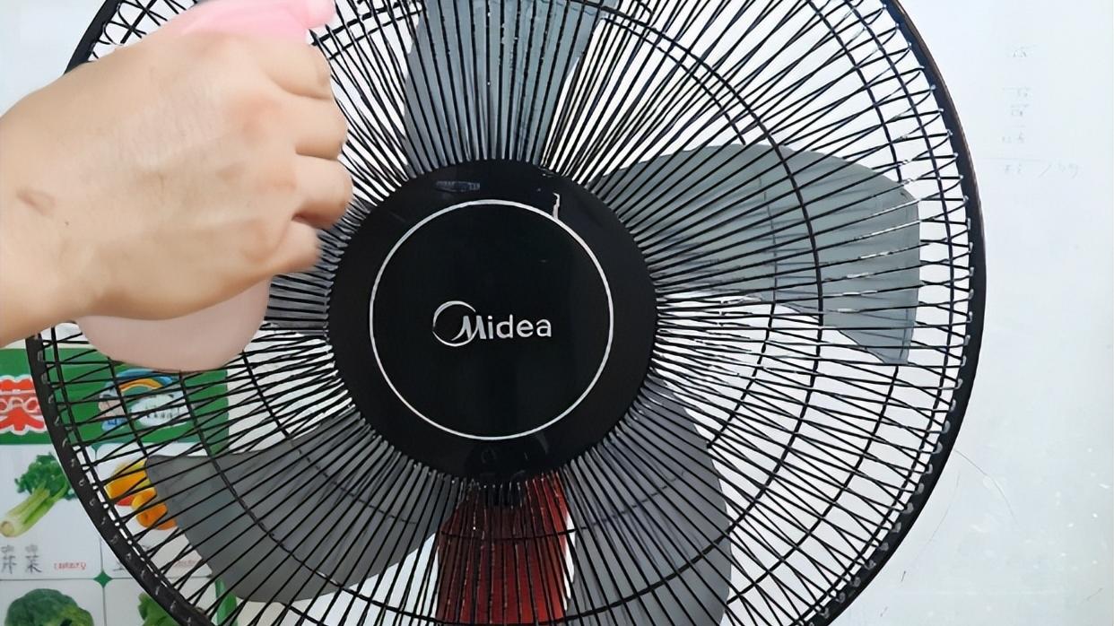 不管电风扇有多脏，教你正确方法，不用拆不用洗，去灰又快又干净