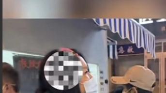 女子带着孩子强行插队做核酸称；我愿意，管得着吗！网友: 你愿意有啥用别人不愿意