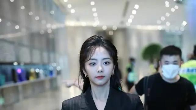 谭松韵|谭松韵帅气起来也是没谁了，和她的娃娃脸长相太有对比性！