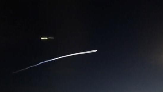 美国2021年神秘UFO事件，规模巨大并且射出亮光，它究竟是什么？