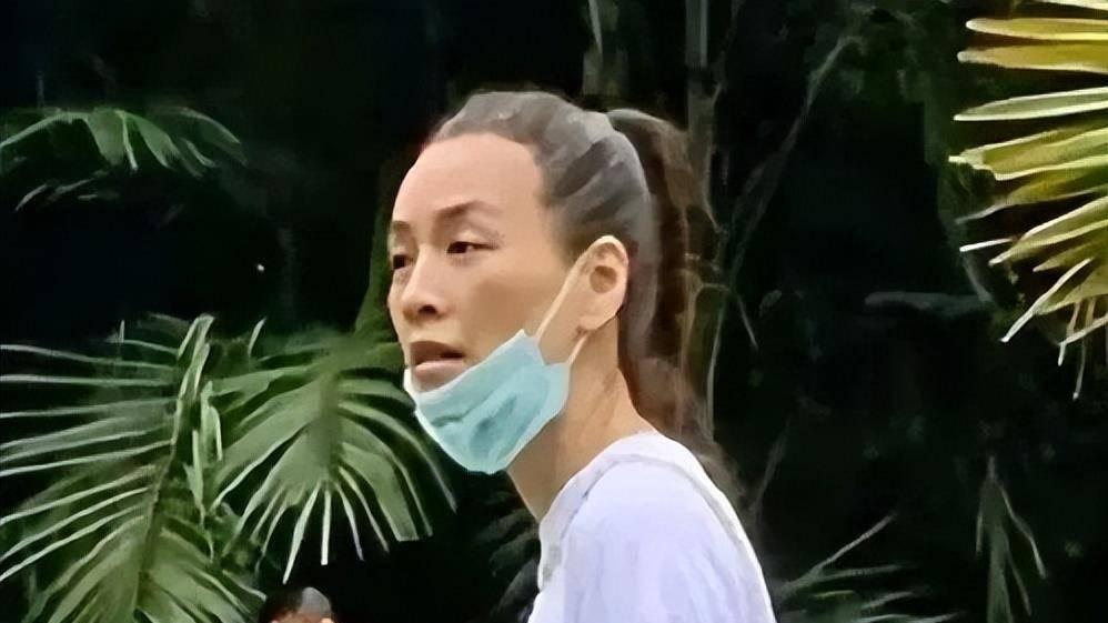 张庭|张庭\出事\后在新加坡被偶遇，网友：夸张，怎么老成这个样子！