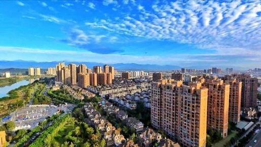 四川省|抓鱼丢了小命！四川一男子下河捞鱼被水卷走，路人无计可施干着急