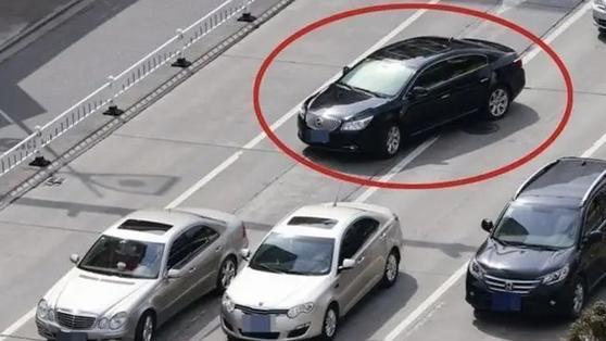 从右转车道直行算不算违法？从直行车道右转呢？说出来别不信