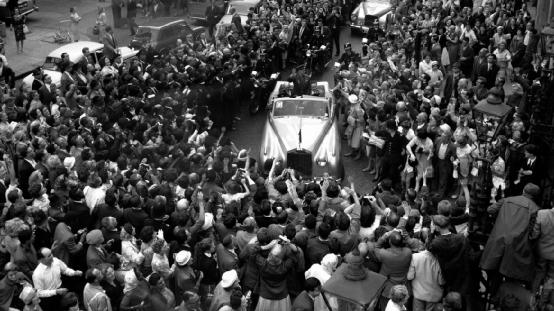 尘封的照片：第一个走出地球的人，为了赶上他，美国足足用了8年