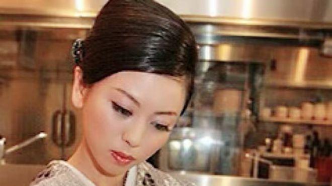 一名聋哑姑娘在服装店行窃被老板抓到，因为一张纸条她逆袭了人生