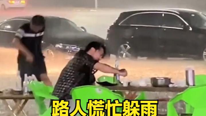 河南一男子在雨中淡定喝酒，无惧冰雨滂沱！当事人：压力太大了