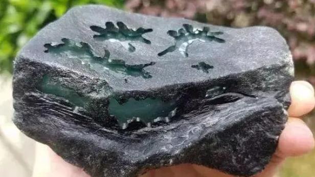 翡翠|3000块买进的翡翠开窗料，一刀爆出4块高冰大牌，货主笑得都合不拢嘴了！