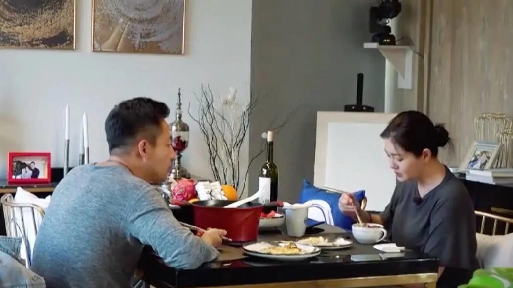 汪小菲|汪小菲婚内出轨5人？将怀三胎的大S推倒在地遭黑人暴打，40岁幼稚