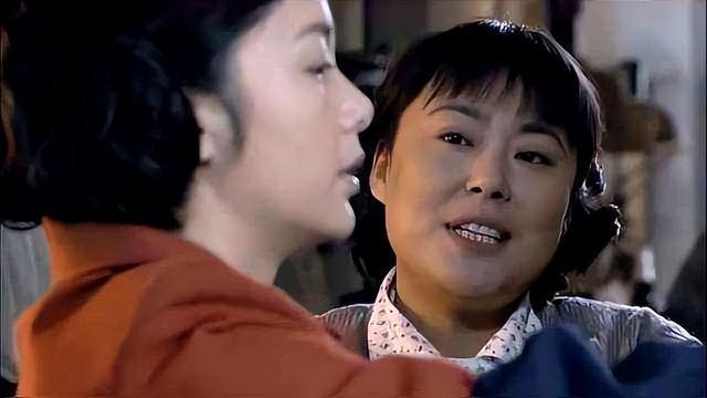 李菁菁|52岁李菁菁暴瘦，扭腰热舞劈一字马筷子腿吸睛