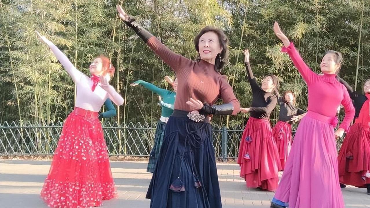 纪实：广东美女穿清凉装跳广场舞，汗水淋湿衣服后，引起网友争议