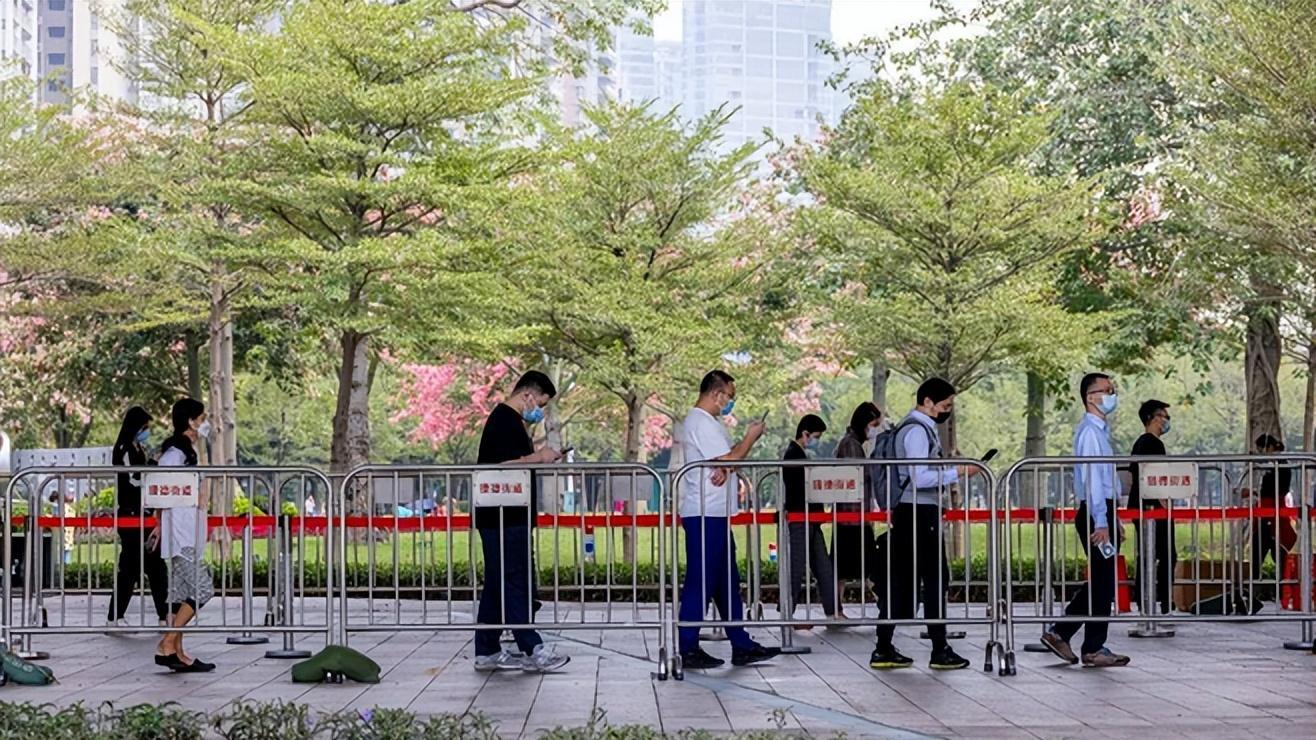 新华社、人民日报同时谈核酸乱象，柳州不用外来机构被人们点赞