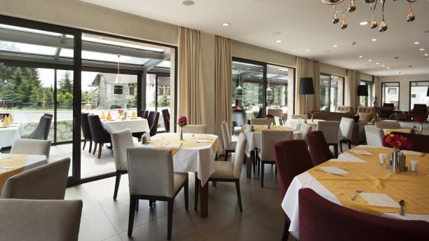 阳台、飘窗、书房，一个标准的三室，整体颜值也高