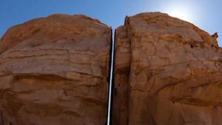 沙特阿拉伯的一块巨石，被精准地切割成两半，成因至今仍是个谜