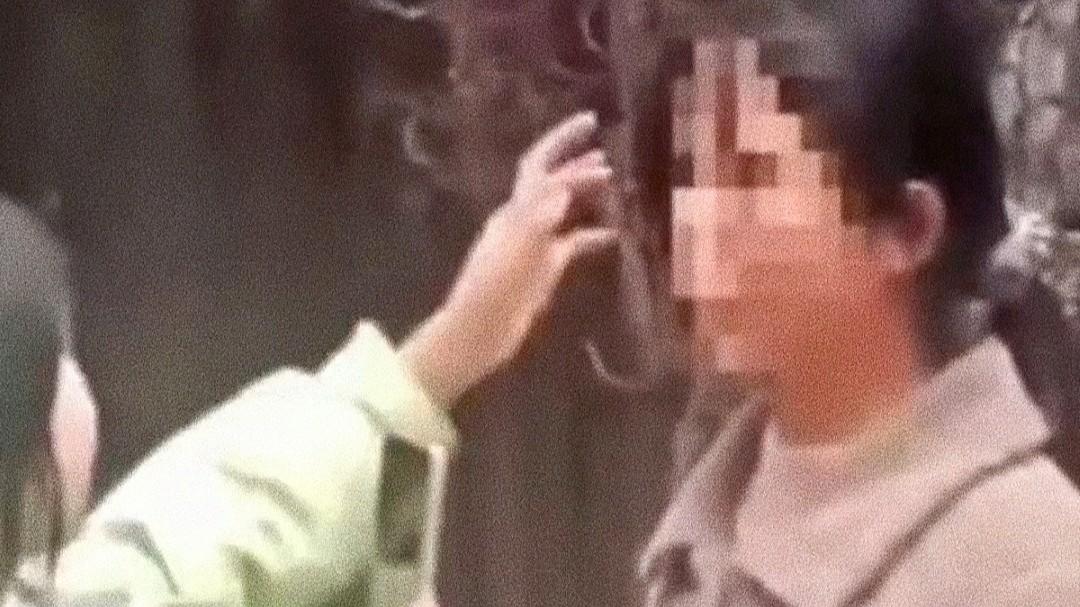 湖南：单亲女孩被同学霸凌，全村出动讨说法：她不是没有伞的孩子
