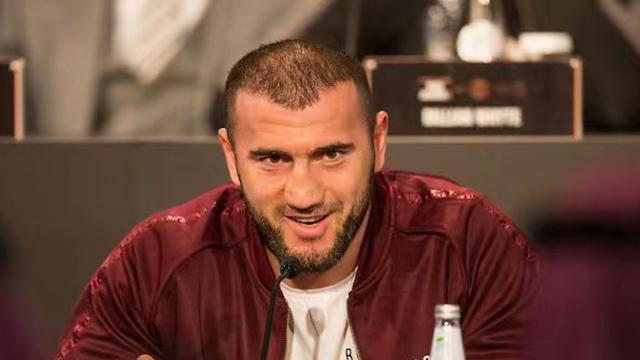 约书亚|他曾经战胜约书亚，人称“中亚巨熊”，转为职业拳手84秒遭击倒